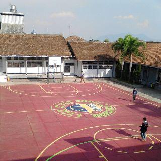 EssarBasketBall's tweet photo. Lapang baru di cet😁 http://t.co/wvleXmmKxC
