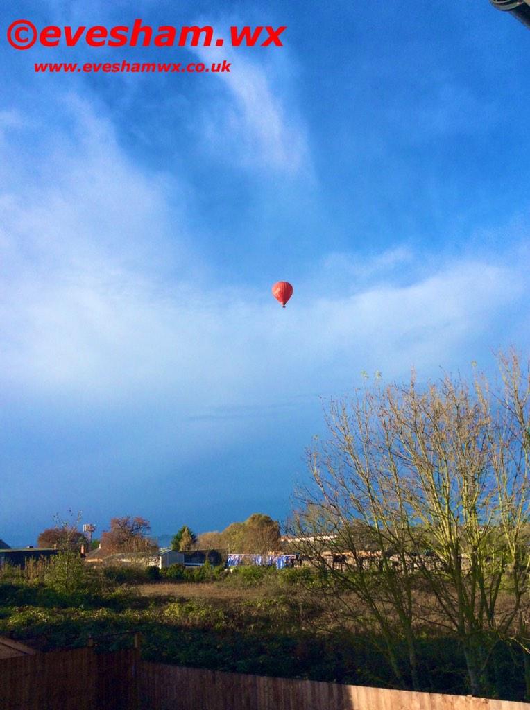 Evesham_wx's tweet photo. Virgin balloon over #Evesham on a cold morning @VirginBalloons @EveshamObserver http://t.co/uDJldKjOv0