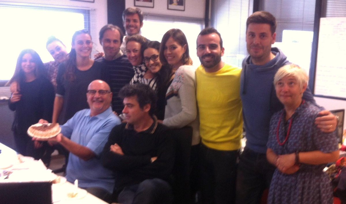 75Minutos's tweet photo. ¡Nuestra compañera Alejandra cumple hoy 25 años!!! Muchas felicidades de todo el equipo!! Y que cumplas muchas más... http://t.co/RNXCWie5fZ