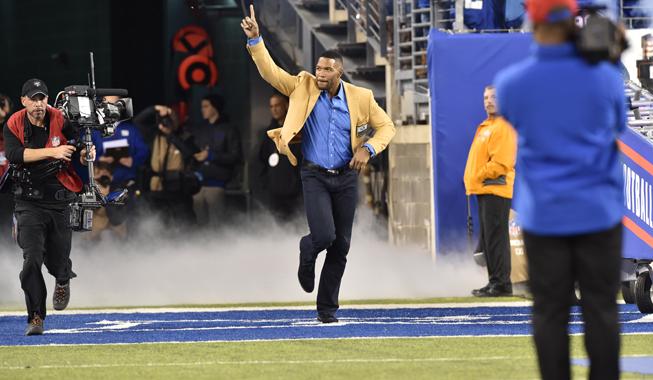 Giants's tweet photo. ICYMI: #Giants honor Michael Strahan with halftime ceremony: http://t.co/Qalt0cRLtQ #NYG #NFL #Strahan92 http://t.co/010jBDKnfJ