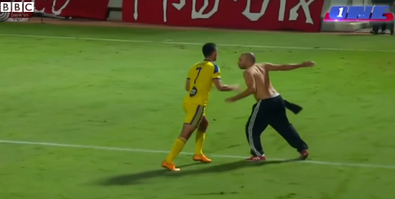 MediaMaxiii's tweet photo. Fan attacks player.Player hits back. Ref sends player off. Riot ensues.Game abandoned. Watch http://t.co/eowpL3QH8b http://t.co/QNFpUsgNWK"