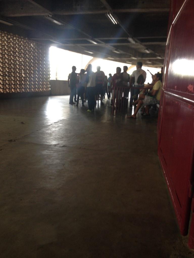 mayaraizidoro's tweet photo. Atlético segurando os ingressos da torcida do Flamengo, tem gente aqui desde das 10 da manhã @TozzaFla @Urublog http://t.co/eleHCVktap
