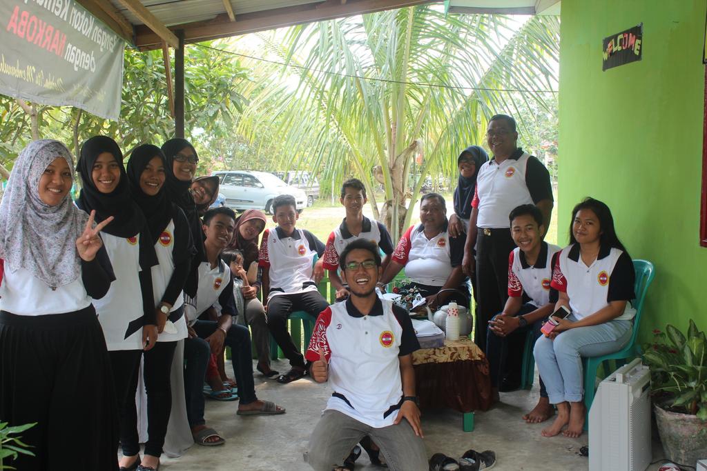 IrmMuttaqin's tweet photo. Selfie nunggu juri di depan pos bareng ketua kita @inuonk , Pak Rt.03, dan penasihat kami @SatBinmas_ http://t.co/i66cmnQSkT