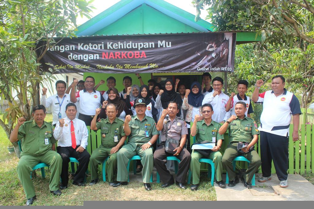 IrmMuttaqin's tweet photo. Selesai di nilai dan kita foto bareng sama dewan juri:) #angkattanganmu hehee http://t.co/J8ToaeQz8r