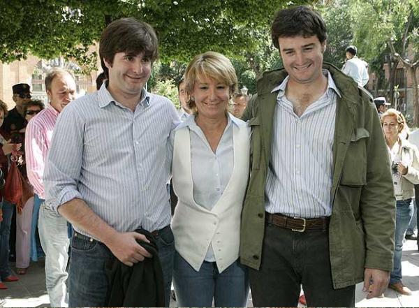 guyspain's tweet photo. No puede negar que son sus hijos, tienen la misma cara, que grima jaja #AguirreAR http://t.co/wrkdQMkO7M