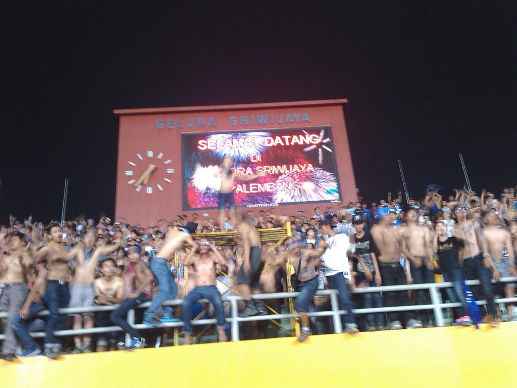 officialvpc's tweet photo. Dan kita tidak akan kehilangan sosok Ayi Beutik, di barisan depan, ada Jayalah Persibku. #PersibDay #BuligirDay http://t.co/huc8z34z8w