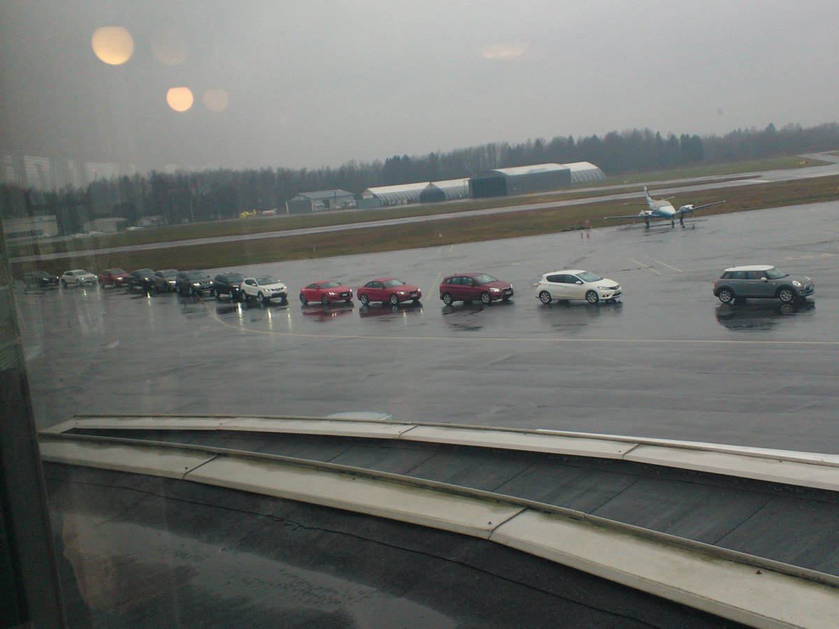 Vuoden Auto Suomessa 2015 -ehdokkaat ryhmittyvät yhteiskuvaan Malmin lentokentällä #VAS2015