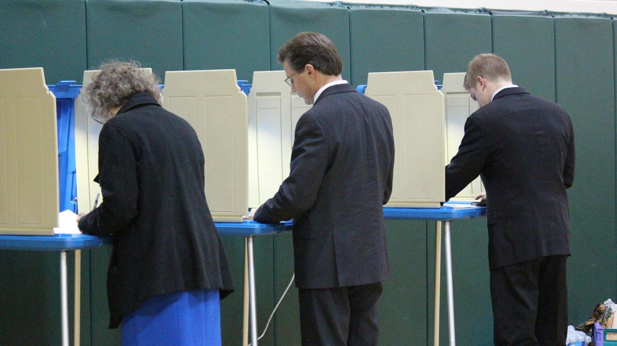 JoeBock_IN's tweet photo. Just voted with family! Hope you can do the same

Polls are open from 6 a.m. to 6 p.m. #WeDeserveBetter #IN02 #INBlue http://t.co/zpzXscL8PC
