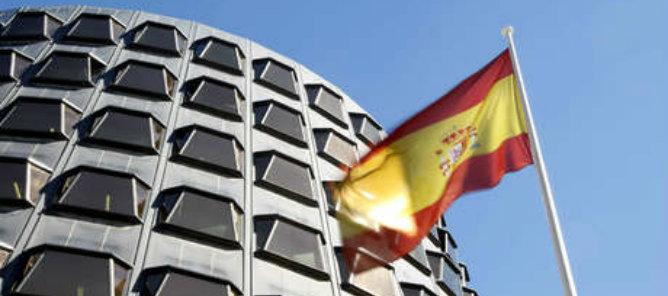 La_SER's tweet photo. ÚLTIMA HORA | El Constitucional suspende por unanimidad la consulta alternativa del 9-N http://t.co/auK8nPd7dn http://t.co/20VaYEJvAz
