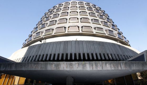 el_pais's tweet photo. ÚLTIMA HORA: El Constitucional suspende por unanimidad la consulta alternativa del 9-N http://t.co/fYHGyxpVba http://t.co/xRxWm9Zdor