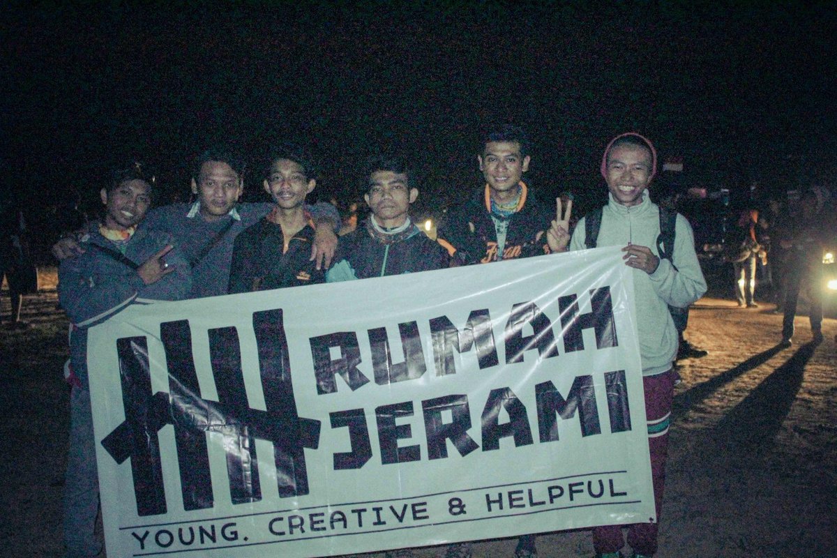 RumahJerami's tweet photo. Team Adventure II Rumah Jerami berfoto sebelum Pendakian malam hari http://t.co/KQvoAz16F1