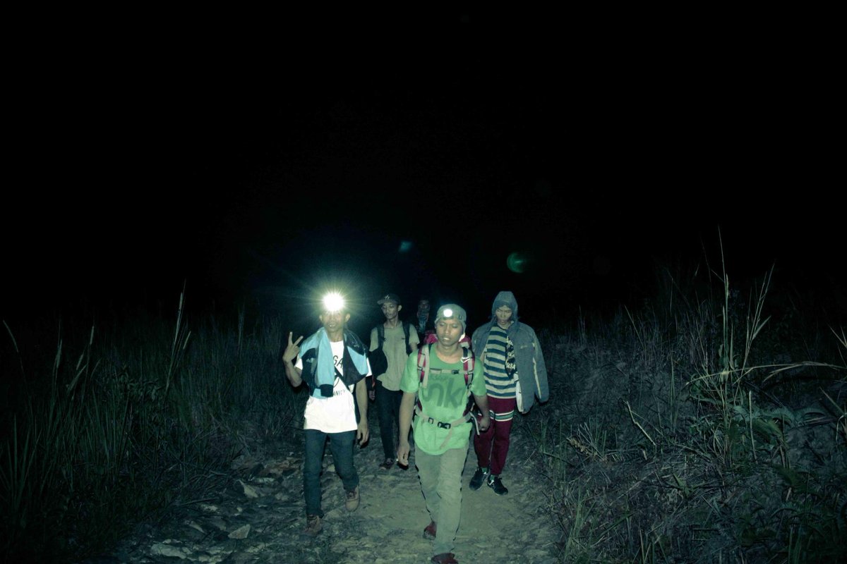 RumahJerami's tweet photo. moment saat pendakian dimalam hari, sudah terlihat wajah-wajah yg kelelahan. Ganbatte mina-san! http://t.co/H2L3GT5OE0