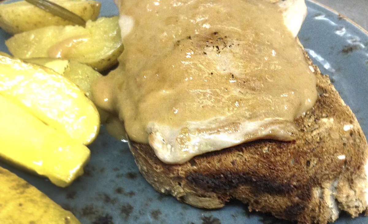 arcotapas's tweet photo. ¿Que necesitas una tapa contundente para el día de frío? Aquí la tienes...le quita las penas a cualquiera. http://t.co/YTRkrwk33H