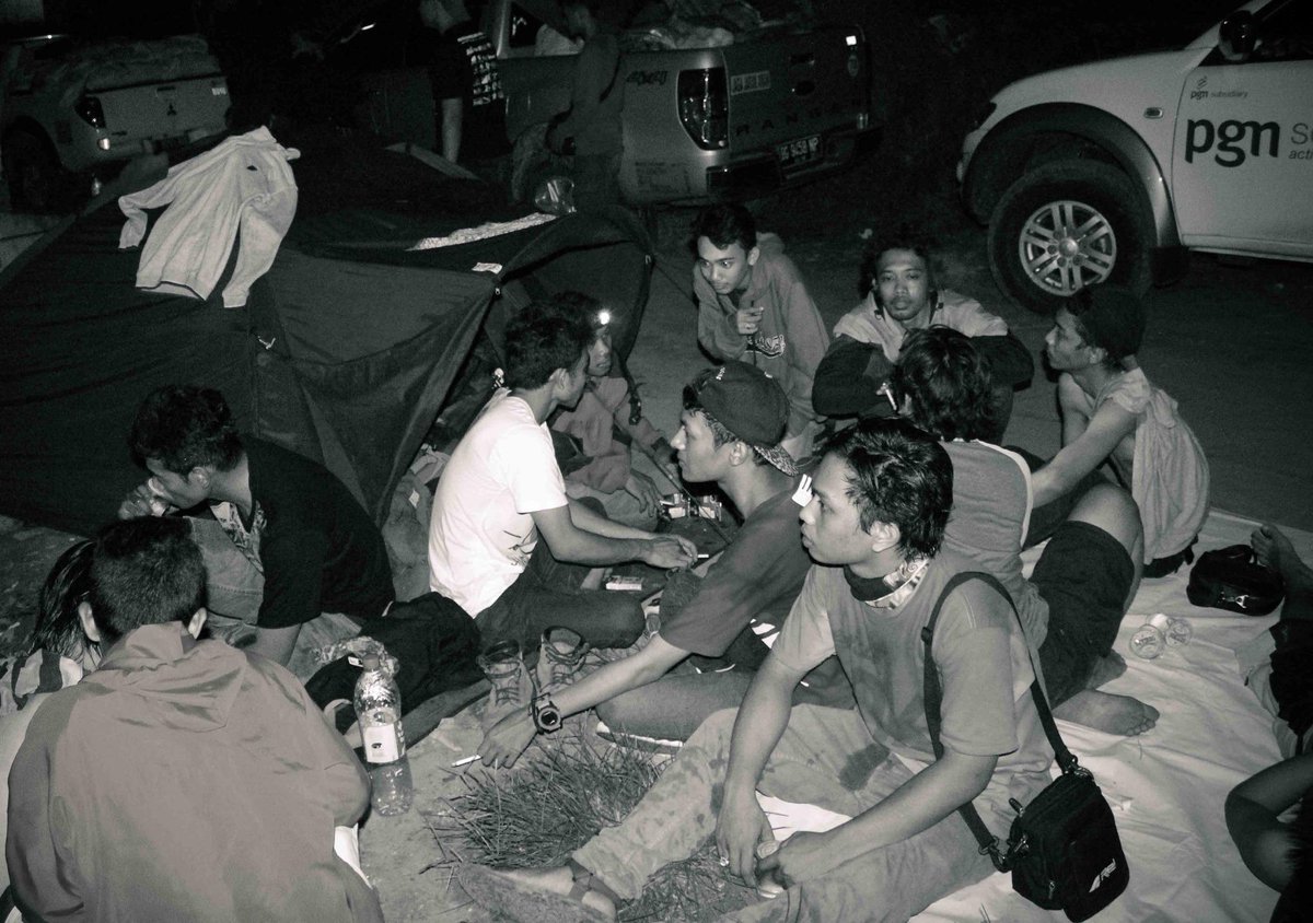 RumahJerami's tweet photo. meanwhile.. sesampainya diatas akhirnya team Adventure II bertemu dengan team Adventure I. Berpelukan! http://t.co/L40bCMIidJ