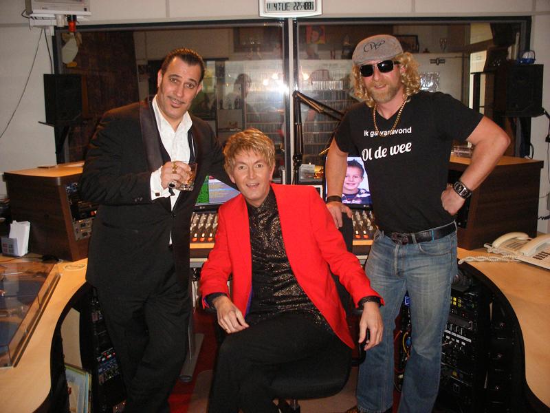 RTVNunspeet's tweet photo. Mannen @wannebiezz het is altijd een genoegen jullie in de studio te hebben ;) top..(de sjaal doen we om) #oldewee http://t.co/Wjr2O9mPEr