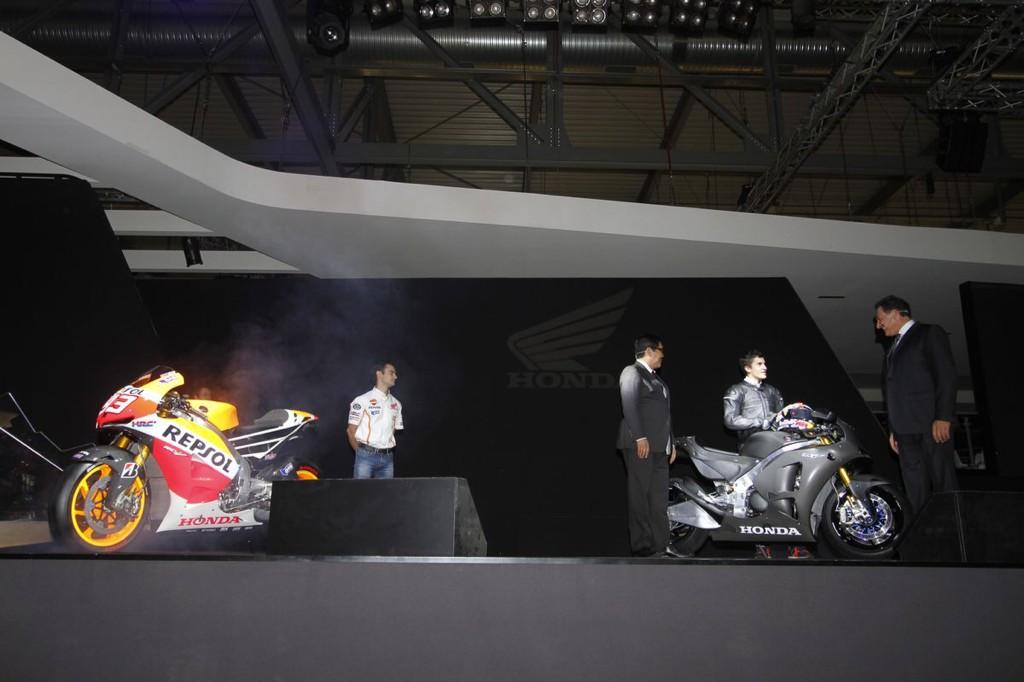 marcmarquez93's tweet photo. Presentando en Milán la moto con la que ganamos en 2013, pero en versión de calle!!! Increíble!!! 😳👌 #RC213V http://t.co/Ku0yziRhnv