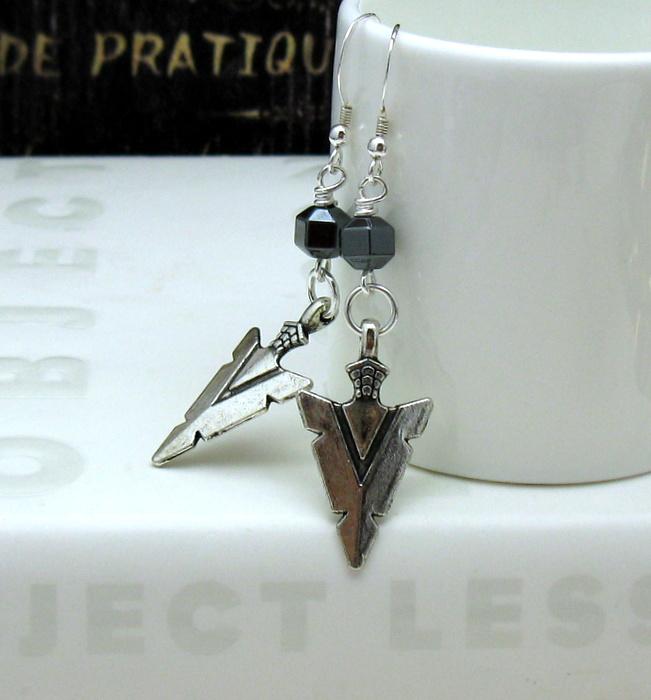 coolerstuff's tweet photo. TRIBAL Sleek earrings http://t.co/rNcV8nmkNG #modern #earrings #jewelryonetsy @ #coolerstuff #arrowhead #bizitalk http://t.co/fNynuEHjzw