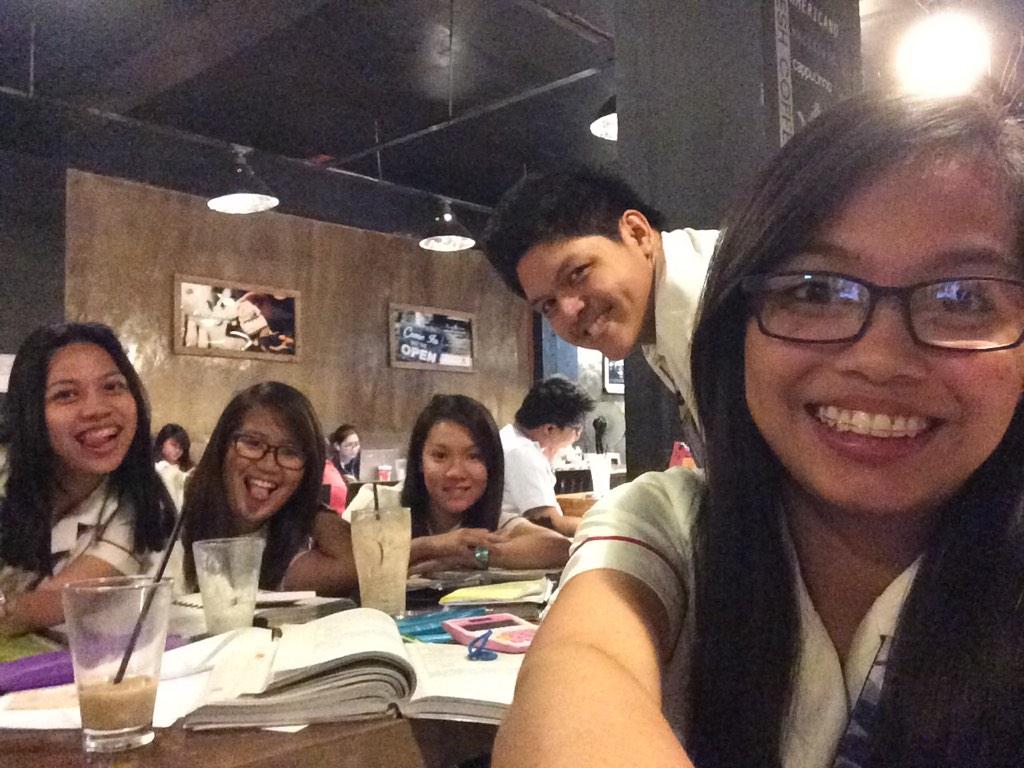 jadereonal18's tweet image. Thank you guys!! 🙌 @janelleserrano_ @lilililiaaaan @maCHAAArap + Kuya Ced 😛 #nerdymode