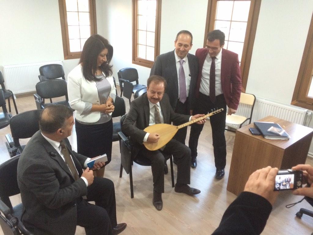 KazanKagem's tweet photo. Haymana belediye başkanı sn.@ozdemirturgut06 Gençlik merkezimizde Bağlama çaldı.Çok samimi hoş sohbet gerçekleştirdik http://t.co/PLbKSHaNSb