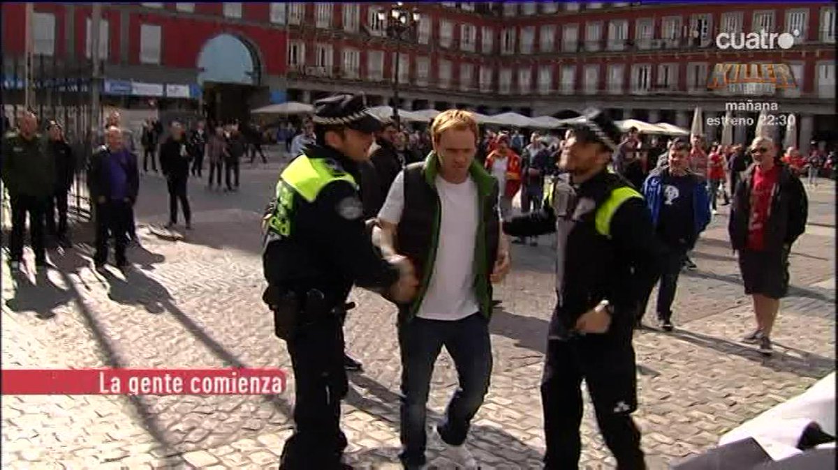 DeportesCuatro's tweet photo. Vídeo del día→ Hinchas del Liverpool le hacen un 'rondo' a @policiademadrid en la Plaza Mayor  http://t.co/S190Ye5S8J http://t.co/8quYOQwZFG