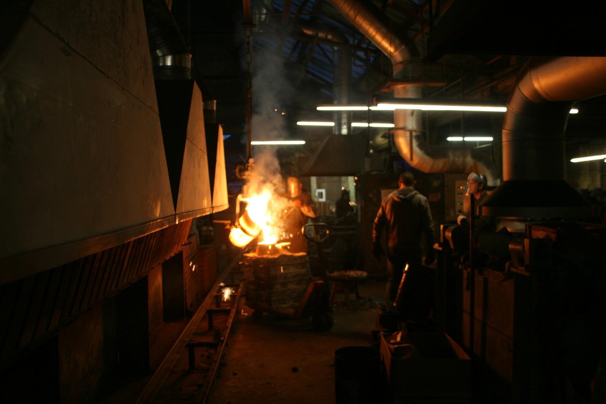 karen280358's tweet photo. Portrait Head of Erinma Bell being poured from recycled gun metal today at the foundry. #Art #Gunstogoods #sculpture http://t.co/WPeZGo7tC9