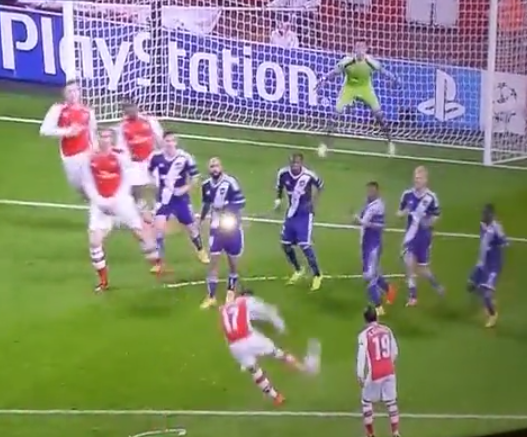 BleacherReport's tweet photo. VIDEO: Arsenal’s Alexis Sanchez scored a beautiful volley off his own free kick (via @BR_UK) http://t.co/8TR4P6K4hH http://t.co/8ifQtBjn2F