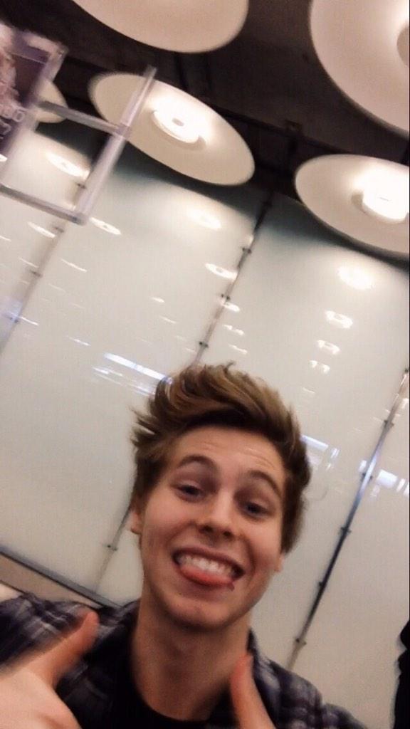 gigglemuke's tweet photo. *takes a deep breath* *sing* ISN'T HE LOVLEY?! ISN'T HE WONDERFUL?! #vote5sos http://t.co/HwmmHirYfm
