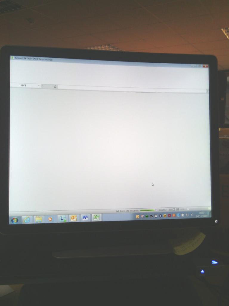 DaviesHelenM's tweet image. Getting too used to this screen today #excelproblems #notresponding
