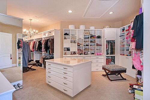MirabelAlexandr's tweet photo. "@OutfitsHeaven: DREAM CLOSET 😍😍😍😍 http://t.co/QwiQaUw7Sg"