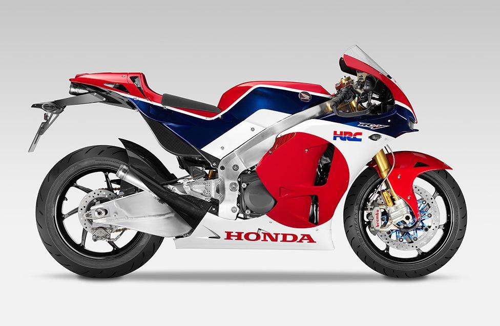 HondaMotosES's tweet photo. La RC213V-S es una autentica MotoGP de carretera. La moto de @marcmarquez93 @26_DaniPedrosa con faro e intermitentes. http://t.co/l2keLUGSDQ