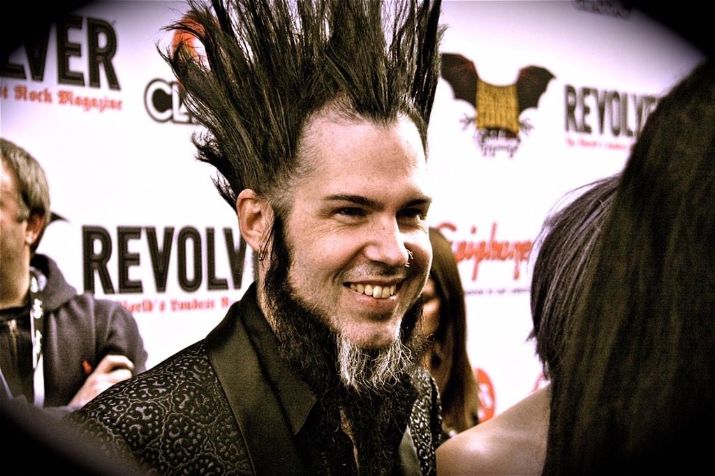Happy birthday Wayne Static. Im sorry you arent here to live it, rest in peace. 