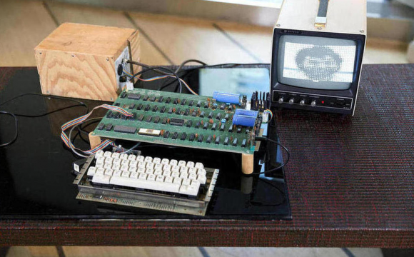 CromoUY's tweet photo. Medio millón de dólares por una de las primeras PC de #Apple http://t.co/4MIvO7uWpe http://t.co/WycX4dgWln