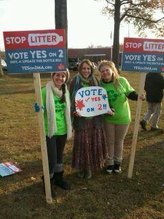 masspirgstudent's tweet photo. Students all over the state advocating for the updated #BottleBill! Vote #YesOn2MA today!! http://t.co/osBCfUztye