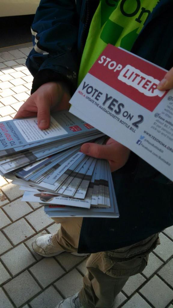 masspirgstudent's tweet photo. Students all over the state advocating for the updated #BottleBill! Vote #YesOn2MA today!! http://t.co/osBCfUztye
