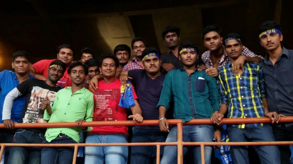 Itsvikram94's tweet photo. Cheered for @ChennaiyinFC 3rd time in #MarinaArena with my coll grp of 20 #cfcda @IndSuperLeague @juniorbachchan http://t.co/jttSgbwG0J