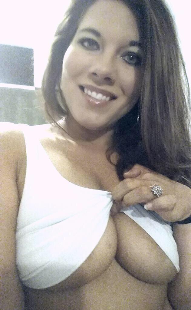 handbraboobs's tweet photo. I've never met @greeneyedchiver but I'm sure I'd propose right away if I ever did. http://t.co/PKbudshv88