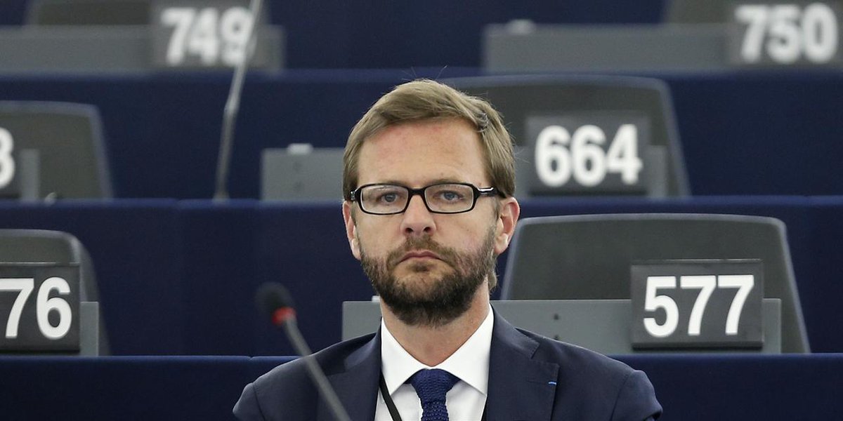 leLab_E1's tweet photo. Maintenant, reste à savoir si Jérôme "grenade dégoupillée" Lavrilleux va parler... http://t.co/zwQhBnQIB0 http://t.co/fiVjNgdGNd
