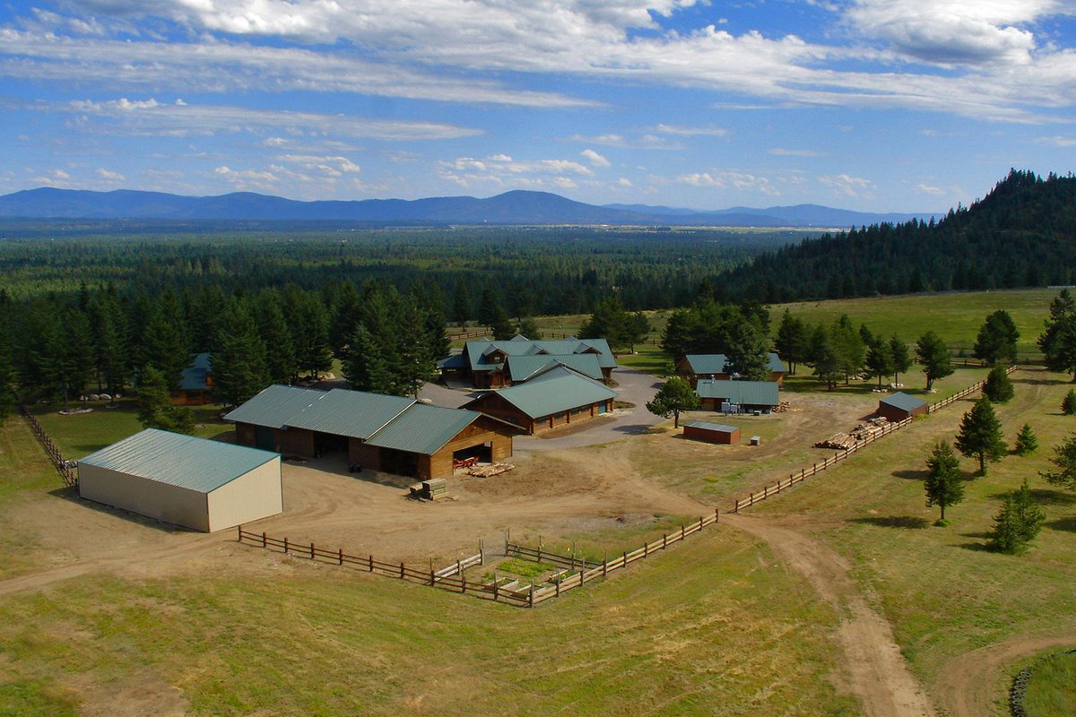 Premier Log Estate bit.ly/PremierLogEsta… @TourFactory @sothebysrealty #estateforsale #luxury #loghome #smalltownlivn