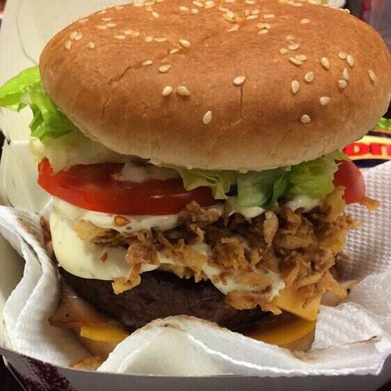 capitanfood's tweet photo. UN BUEN PARTIDO DE FÚTBOL SE VE MEJOR CON UNA CENA COMO LA QUE ENCONTRARÁS EN CAPITÁN FOOD #RealMadridVsLiverpool🍟🍔⚽️ http://t.co/uYpibtCSUj