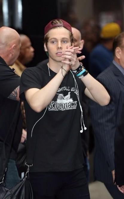 5secondsofohhh's tweet photo. “@holla4hemmo: “@9boys9loves: “@holla4hemmo: I'll quote your quote and so on...
#vote5sos http://t.co/1Av4e7yBBU”” http://t.co/fUIzmDPz2S