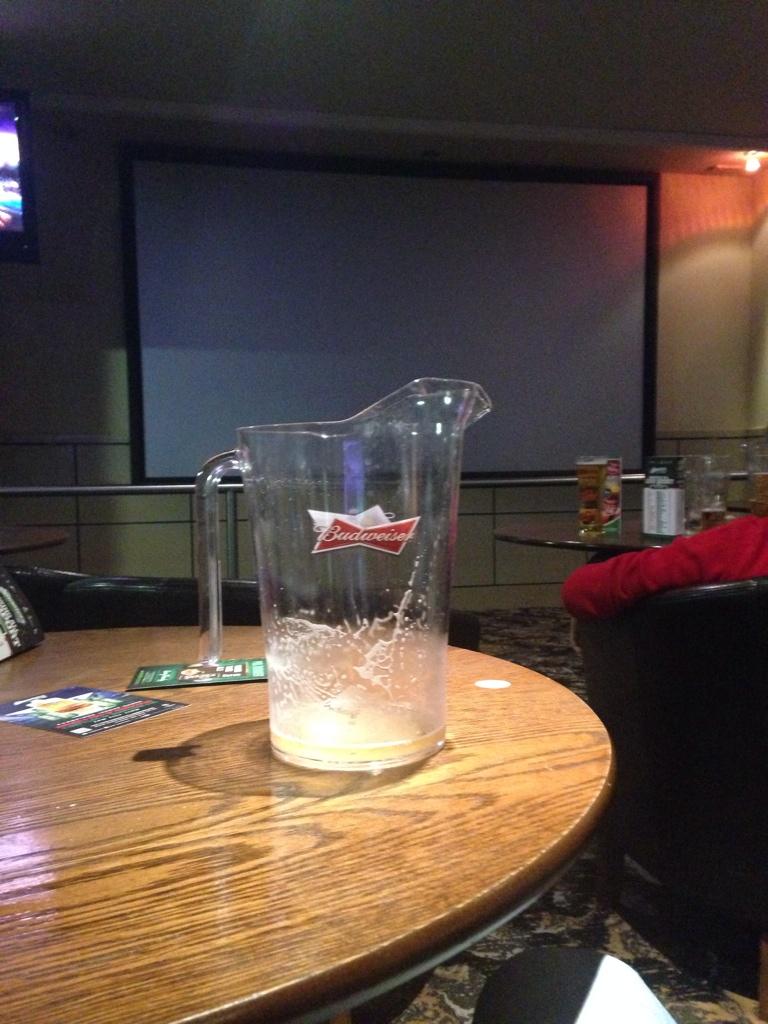 Dougmiller_'s tweet photo. @LeedsShooters I've got a picture of a pitcher with and no picture #sortyourscrernsout #freepitcher http://t.co/LZHT4H1ntz