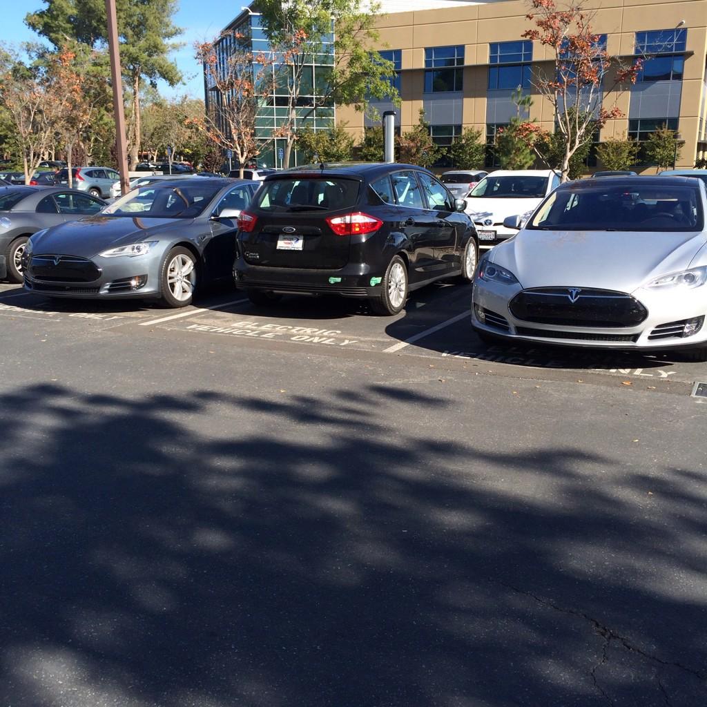 CandidCaffy's tweet photo. Tesla's be like #wedontwantnomedicore #myfordisawesomedoe #googlelyfe http://t.co/6juTPNfE2I