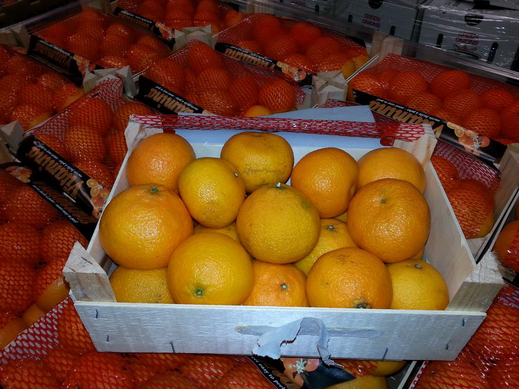 Philip_Roseland's tweet photo. Clementines are back in stock @RoselandProduce #trysomethingfresh http://t.co/dZKUfVMGvR