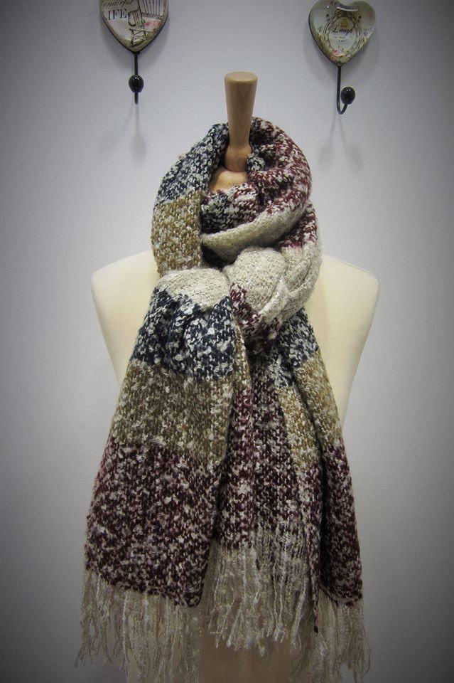 STRASS_MODA's tweet photo. Hoy no hemos parado de marcar y colocar cuellos y bufandas!! El frío ya está aquí!! ;-) #adiósveroño #Badajoz http://t.co/tTjwgJvBB6