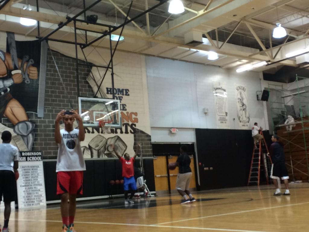 RobinsonKnights's tweet photo. Making progress in the gym. Both on the court and on the painting. http://t.co/txLKHimuWb