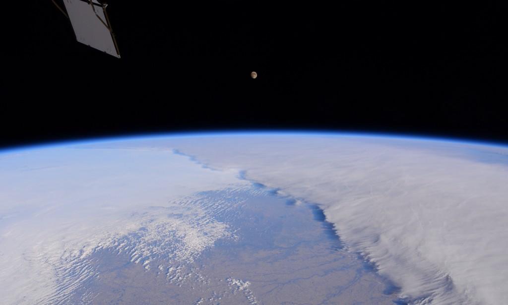 astro_reid's tweet photo. I still chuckle at how tiny our #Moon looks from up here. http://t.co/YVizq2XNyj