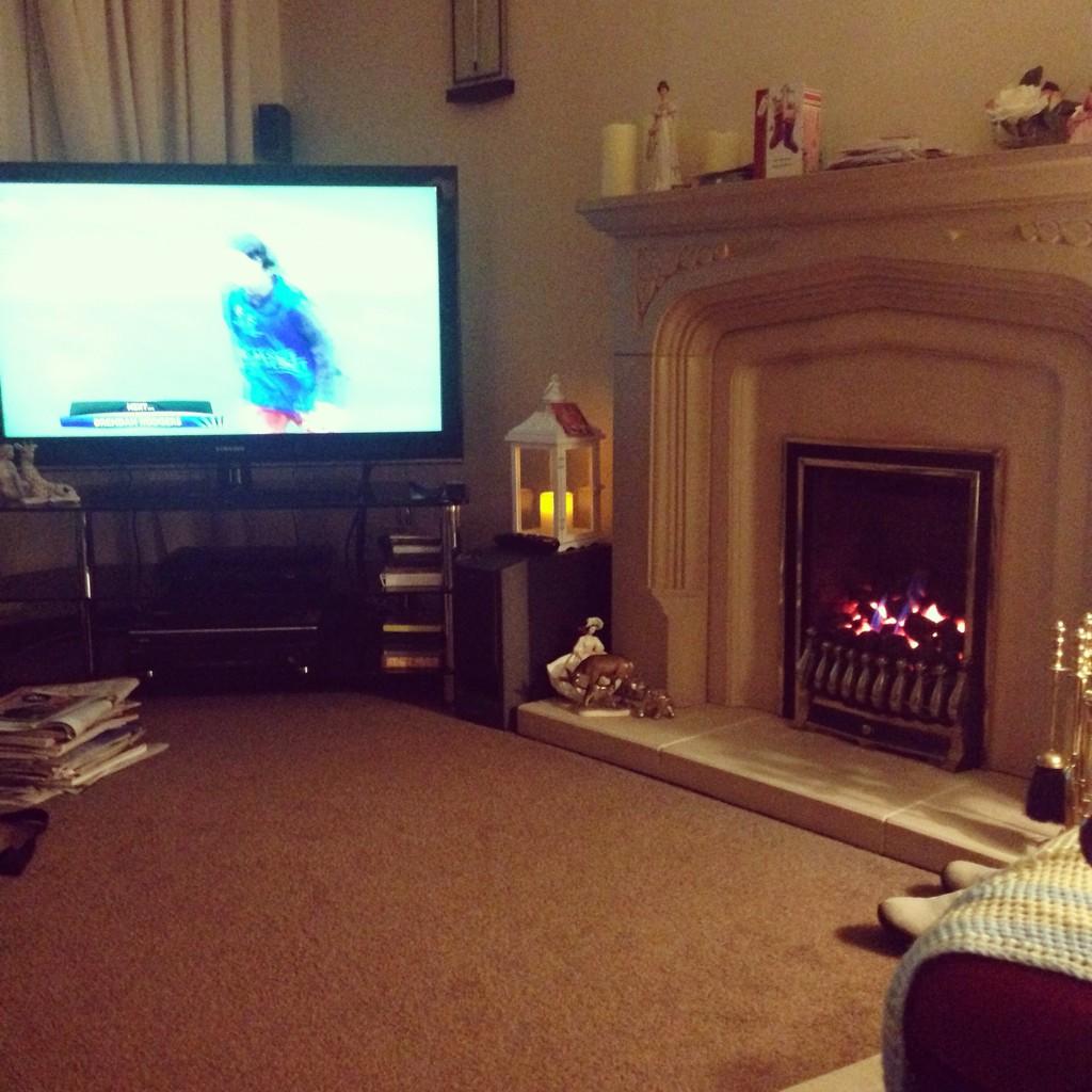 tonimcculloch's tweet photo. All cosy watching the football 😋⚽️ http://t.co/fTycghN3Ok