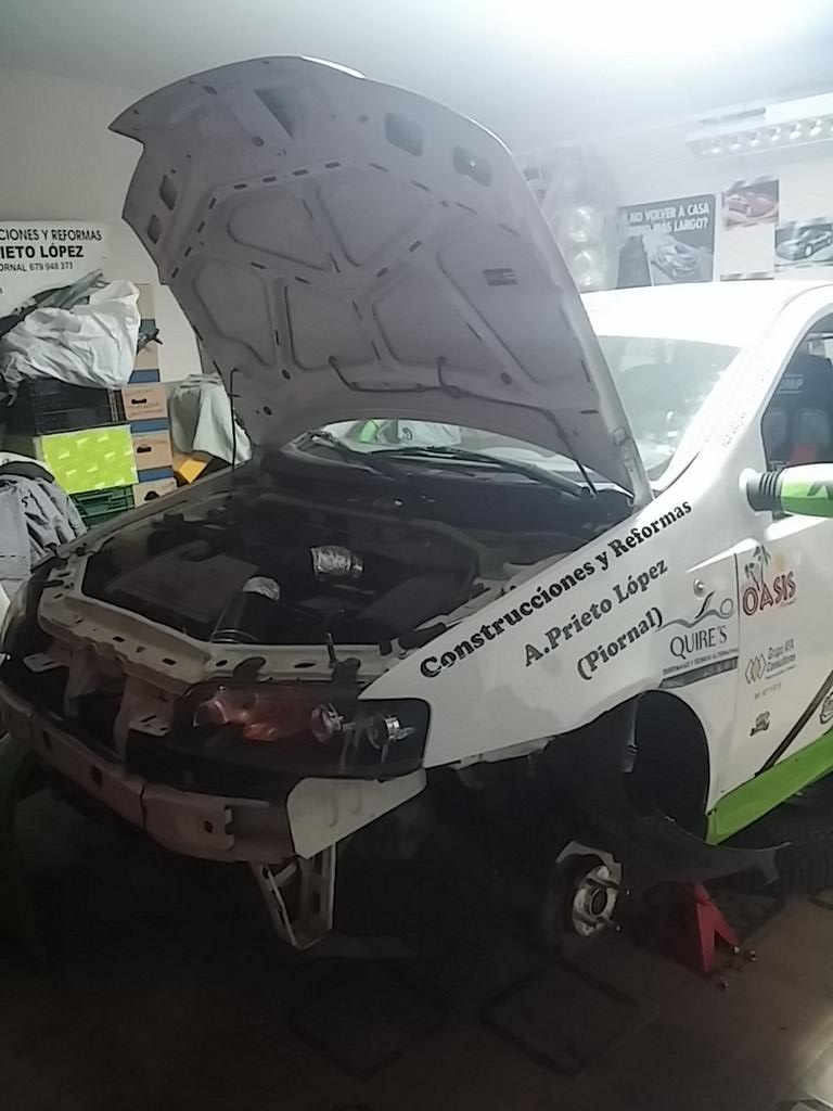 Asi se encuentra el coche para el #rallyderiolobos aun queda la caja de cambios.