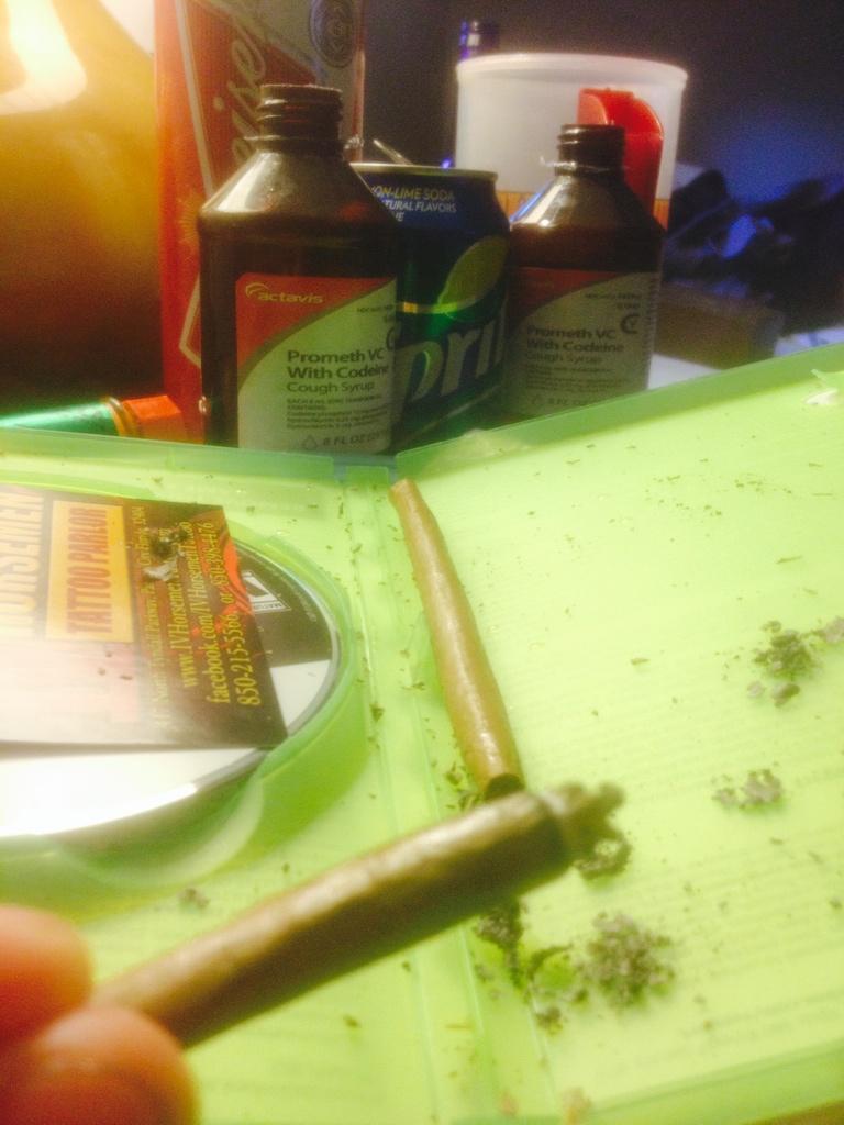 WYH4DAYZ's tweet photo. Codeine on my blunts you can bet your ass I'm sippin http://t.co/sJafJviJxG
