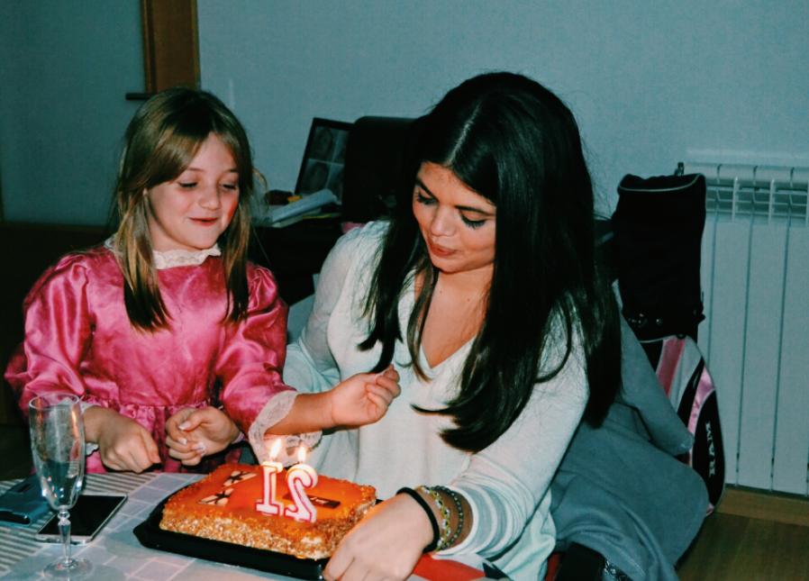 AiidaNB's tweet photo. Familia, amics, rialles. Uns 21 així valen la pena. http://t.co/c6neuhwG8V